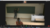 kamera filmer klasserommet med student